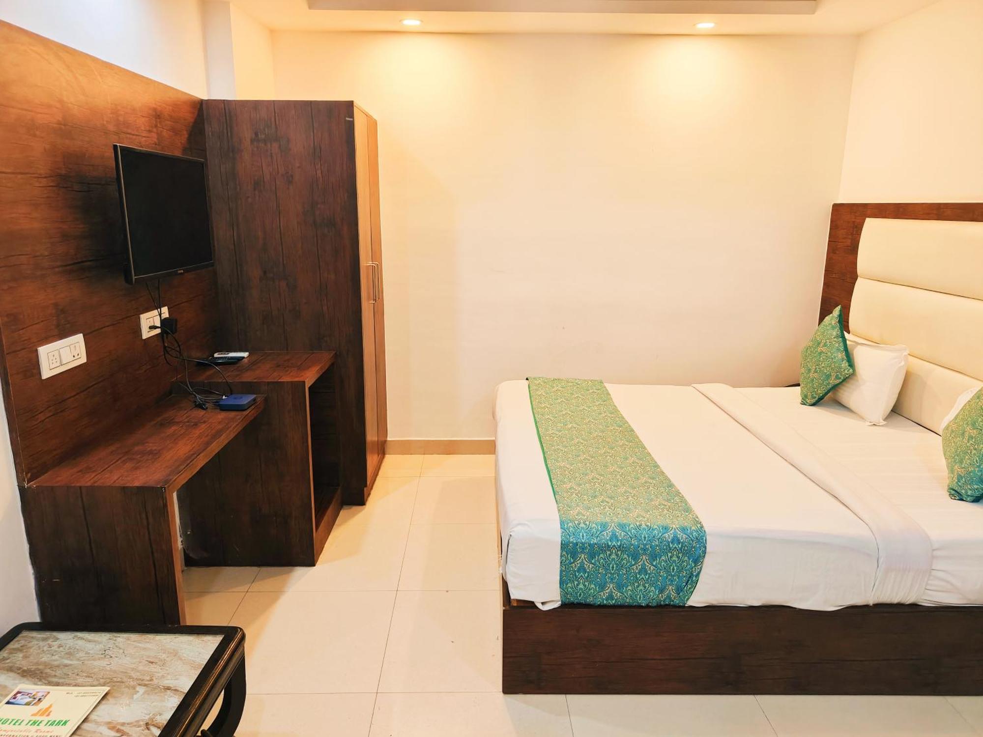 Hotel Vista Ambs Plaza A Family Near Igi Delhi Airport New Delhi